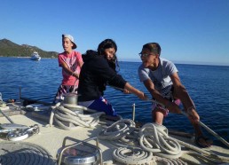 Sofhien, Laura et Loïc hisse la Grand voile