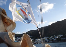 L’île de Panarea vue de la grand voile ferlée et du pavillon des matelots de la vie