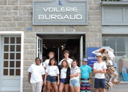 Photo de groupe devant la voilerie