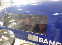 Florian et Abderaman dans le cockpit du Banque Populaire VII