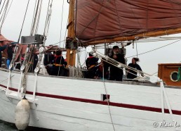 Les Matelots tirent sur les drisses (les drisses servent a hisser les voiles) - Photos © Alain LORET