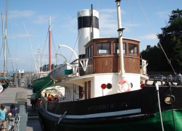 Les matelots visitent les bateaux du Port-musée