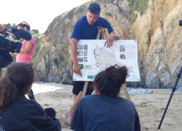 Explication par Samuel, le garde du littoral, des différentes activités sur le recyclage