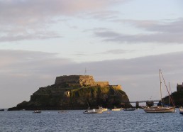 Le fort de Berthaume vu de Bora Bora