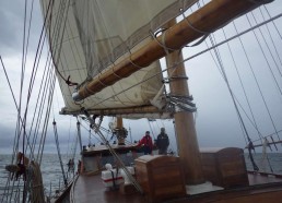 On prend de la vitesse, le Bora Bora commence à gîter