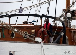 Joël à la barre, fait route sur Le Croisic - Photos © Alain LORET