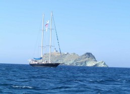 Le Patriar’ch devant le phare de la Giraglia