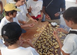 Les matelots apprennent avec maman Fonti à faire des beignets liparotes 