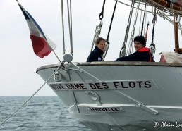 Mathilde (encadrante) et Léa. Petit mal de mer les filles… - Photos © Alain LORET