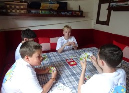 Silvère, Emiliano, Lucas et Mathieu jouent aux cartes