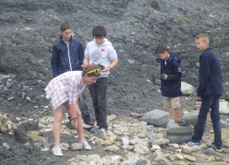 Les matelots recherchent des fossiles