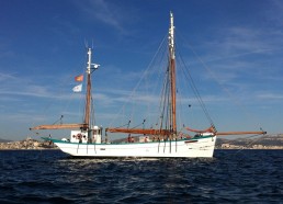 N’est-il pas beau ce bateau sur l’eau ?