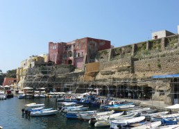 Le vieux port de l’île de Ventotene, taillé dans la roche par les romains