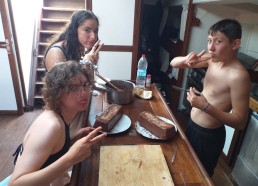 Préparation du goûter par Ilyès, Emma & Maïssa (trop bon…)