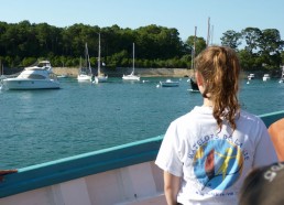 Léna admire le golfe du Morbihan