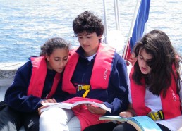 Romane, Léa et Emilie chantant