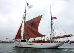 Les Matelots étarquent la grand voile (Étarquer un cordage consiste à le raidir, à le tendre le plus possible) - Photos © Alain LORET