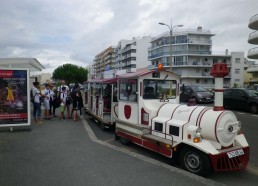 Les matelots embarquent dans le petit train de Pornichet