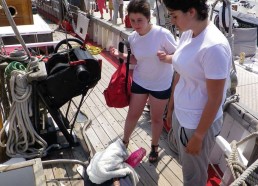 Cindy et Léa découvrent le bateau