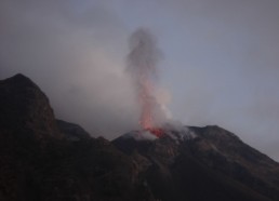 Le Stromboli en pleine éruption 