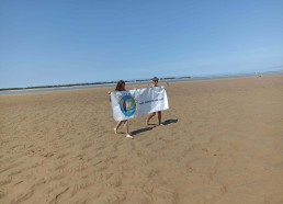 Maïssa et Julien présentant l’association aux visiteurs de la plage