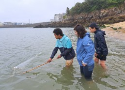 Ylan & Khemys, accompagnés d’Amandine, font la récolte de l’eau