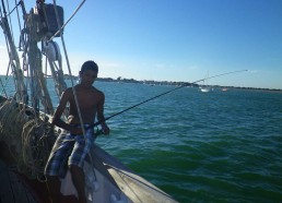 Au mouillage près de l’île d’Aix, les matelots en profitent pour pêcher