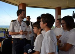Adrien RIAULT, officier de la Marine explique aux matelots les missions du Sémaphore