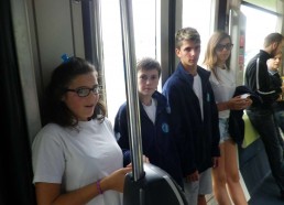 Les matelots dans le tramway