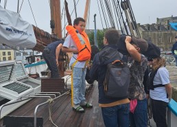 Règles de sécurité à bord devant France 3 Bretagne