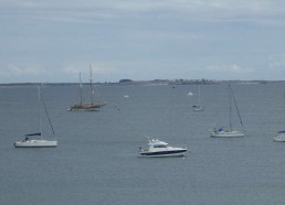 Le Bora bora au mouillage entre Houat et Hoëdic 