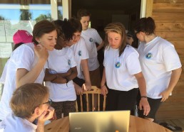 À peine sorti de la piscine, on se prépare au Skype