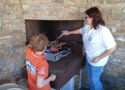 Judicaël et Ludivine s’occupent du barbecue