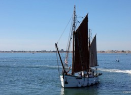 Arrivée sous grand-voile et voile d’artimon