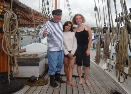 Fanch, un ancien marin qui a travaillé dans un sablier, accompagné par Solène et Flaminia