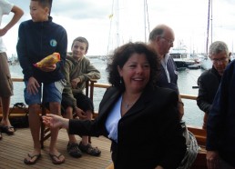 Madame l’adjointe à la culture de Saint-Quay-Portrieux accueille les matelots 