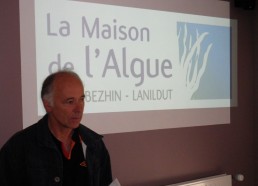 Le Maire de la commune nous accueille à la maison de l’algue