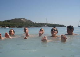 Les matelots se détendent dans les sources d’eau chaude volcanique !