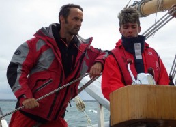 Les matelots partent en navigation pour l’après midi. Dimitri et Florian à la barre