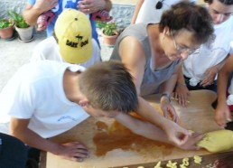 Maman Fonti apprend aux matelots à faire des beignets 