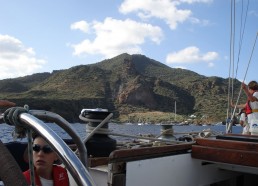 On approche de l’île de Panarea