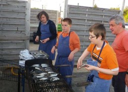 Soirée barbecue, à la cuisson.jpg|Adam, Maël et Florent avec Rino