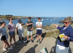 Sandrine explique l’importance de la laisse de mer 