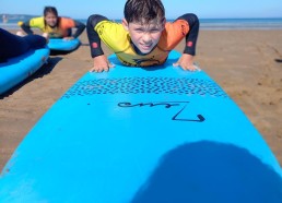 Emiliano apprend à se tenir sur sa planche