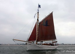 Le Notre Dame des Flots et arrière plan, la baie de Pornichet – La Baule - Photos © Alain LORET