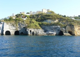 Vue extérieure des grottes de Ponza 