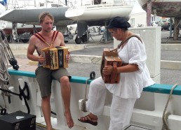 Claire nous fait l’honneur de sa visite, avec son cher accordéon 