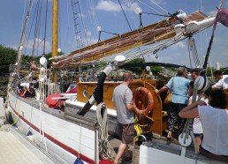 Les familles des matelots visitent le bateau