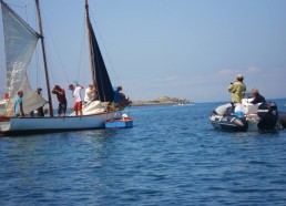 Les matelots préparent leur Loup (petit voilier traditionnel, prêté par l’AJD)