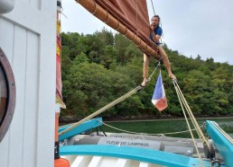 Greg descend la voile